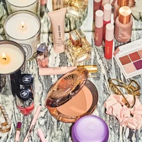 BEAUTY AND SKINCARE MYSTERY BOX WITH 5 PRODUCTS - Picture 7 of 8